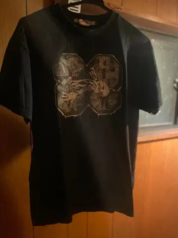 철콘 근크리트 쿠로 그래픽 프린트 블랙 티셔츠