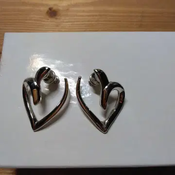 MONET 모네 실버 하트 귀걸이