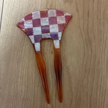 체크 무늬의 부채꼴 헤어콤