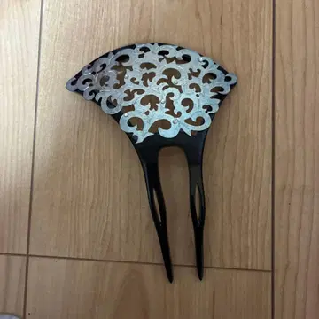 팬 모양의 머리핀 블랙과 실버