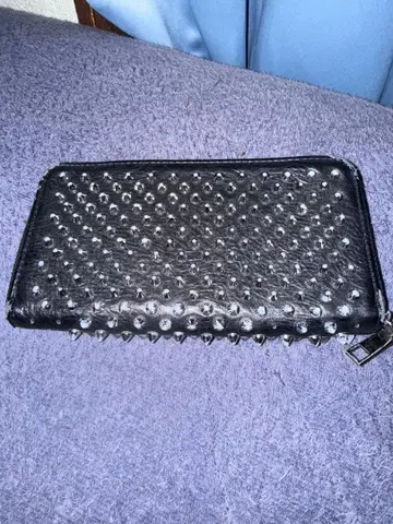 스터드 장식 블랙 장지갑