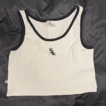 삭스 화이트 탱크탑 로고 자수