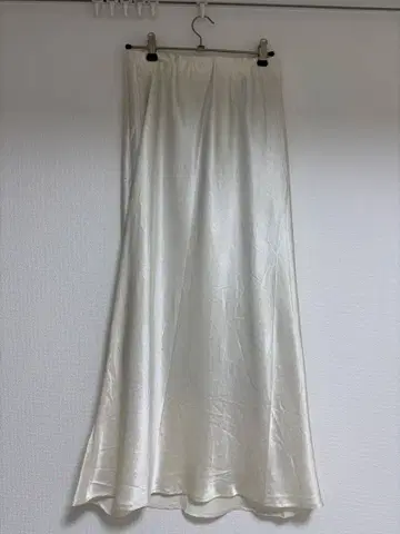 NOBLE 새틴 스커트