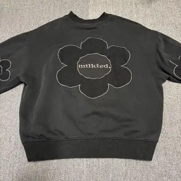 MILKFED. 플라워 아플리케 맨투맨 상의