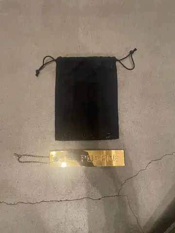 purple brand 퍼플 브랜드 골드 메탈 로고 파우치 포함