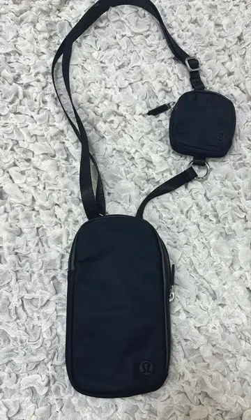 룰루레몬 스마트폰 숄더 파우치 블랙