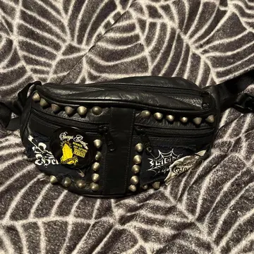 스터드 장식 블랙 바디백