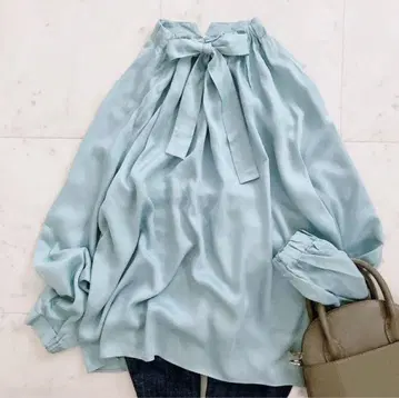 새상품급 투모로우랜드 워셔블 새틴 보타이 개더 블라우스 그린