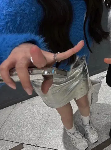 세트 상품 블루 퍼 가디건 + 실버 미니 스커트