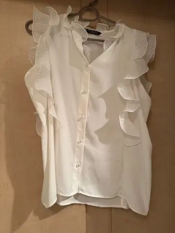 프릴 장식 화이트 슬리브리스 프릴 셔츠