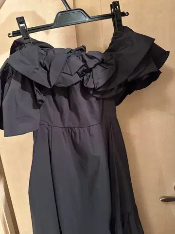 eimy 오프숄더 블랙 원피스