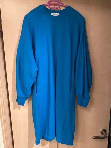 파랑 래글런 슬리브 맨투맨 드레스