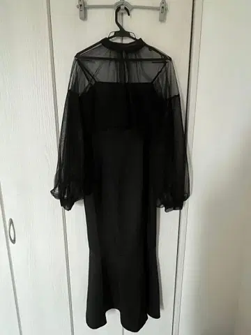 블랙 튤 드레스 오프숄더