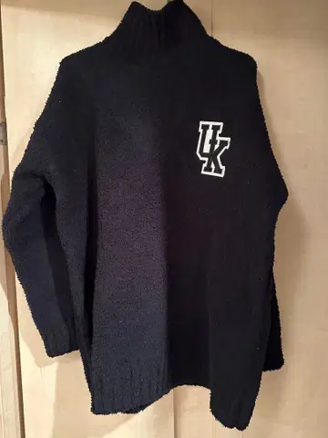 UK 로고가 달린 블랙 터틀넥 스웨터