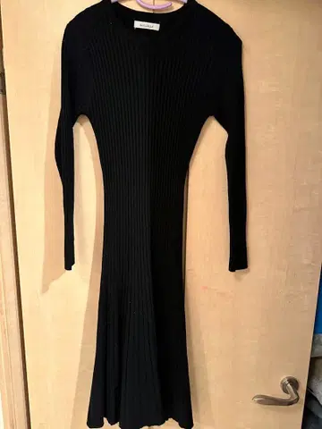 리브 블랙 긴팔 무릎 기장 원피스