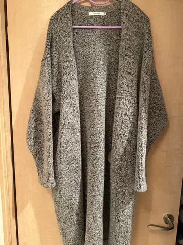 그레이 계열 니트 가디건