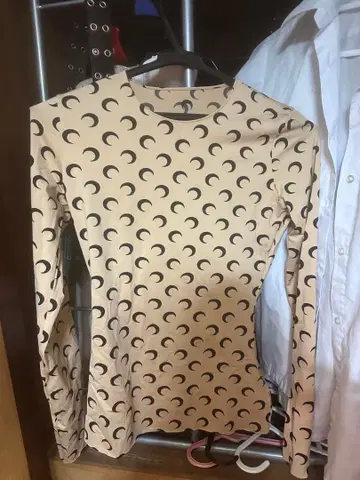 달 무늬 베이지 긴팔 상의