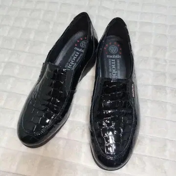 미사용급 모빌스 컴포트 슈즈 에나멜 엠보 23cm
