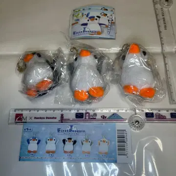 캡슐 토이의 First Penguin 봉제 인형 3체 세트입니다.