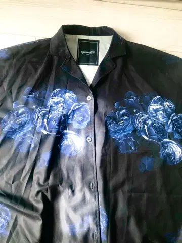 파란 장미 프린트 반팔 셔츠