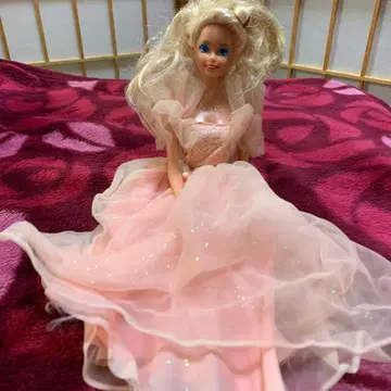 핑크 프릴 드레스 바비 인형