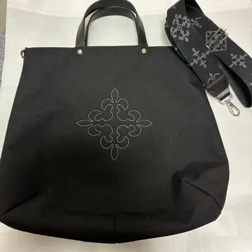 러셋 블랙 자수 숄더백