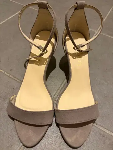 Le Talon 베이지 그레이 스트랩 힐 샌들