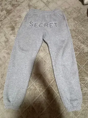 그레이 스웨트 팬츠 SECRET
