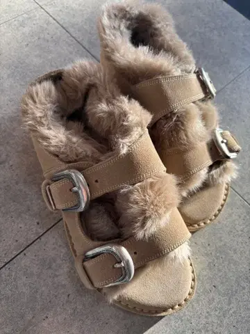 카미난도 더블 백 퍼 샌들 39