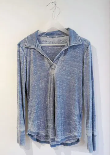 파란색 긴팔 피케 셔츠