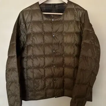 새상품급 TAION 이너 다운 자켓 카키 L 다운 90% 페더 10%