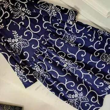 대형 보자기 당초 무늬 허리 절개 개더 숄카라 롱 원피스