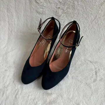 아르테미스 바이 다이애나 앵클 스트랩 펌프스