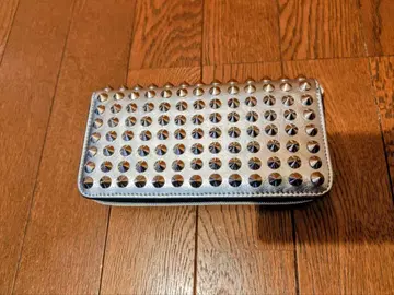 스터드 장식 실버 장지갑