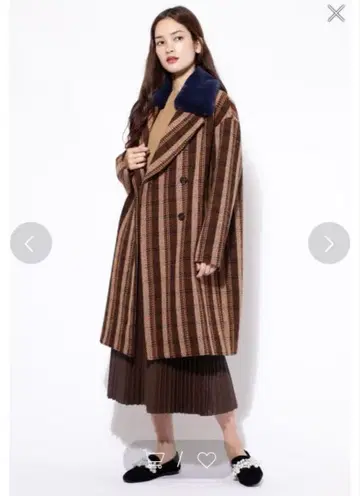 ROSE BUD 컬러 퍼 달린 체크 무늬 코트