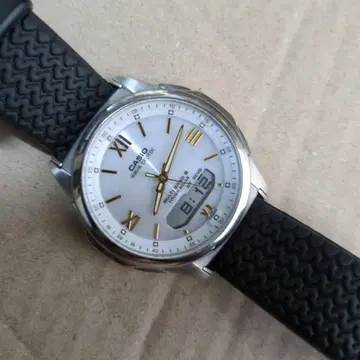 가동품. CASIO 전파 솔라 손목시계 실버/블랙