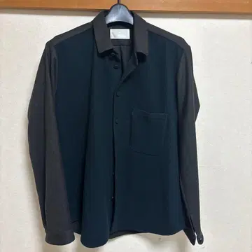 TROVE 긴팔 셔츠 네이비 컬러 브라운 콤비 버튼 셔츠