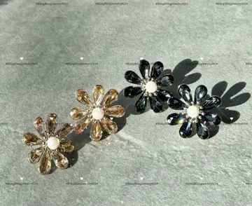 플라워 펄 귀걸이 블랙 양쪽 귀