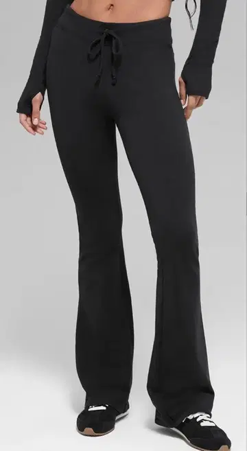 [새상품] Alo yoga 웨이 부츠컷 스웨트 팬츠