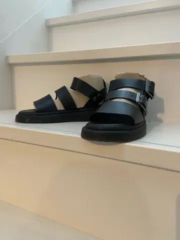 닥터마틴 샌들 블랙