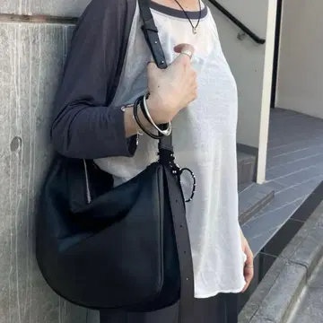 새상품급 이아파피요네 스와로바닥 숄더백 블랙