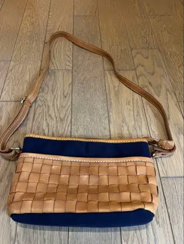 숄더백 네이비 베이지 뜨개질 가죽
