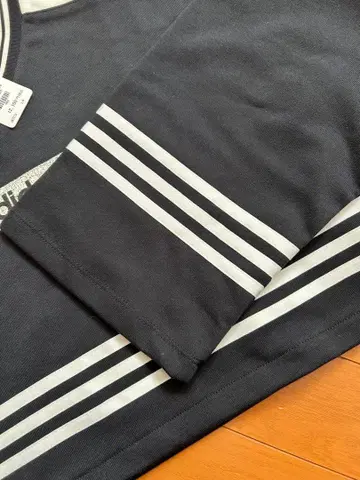 adidas 스트라이프 V넥 숏 기장 상의