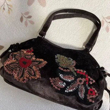 짙은 갈색 자수 장식 핸드백