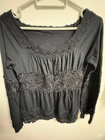 새상품급 GRACE CONTINENTAL 자수 블랙 셔츠 36 사이즈