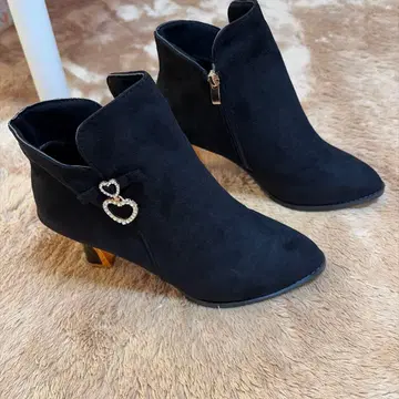 블랙 스웨이드 부츠 하트 참 포함