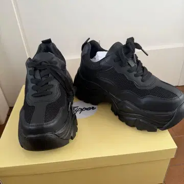 [ 새상품 ] 통굽 블랙스니커즈 zipper