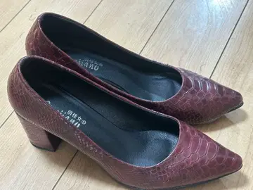 버건디 스틸레토 펌프스 중간 굽