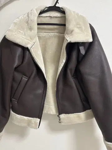 [최저가] moment+ 인조 가죽 x 인조 모피 무스탕 숏 블루종