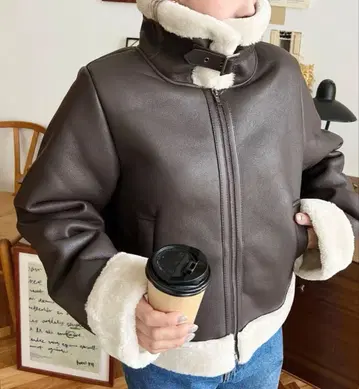 [새상품급] moment+ 인조 가죽 x 인조 모피 무스탕 숏 블루종